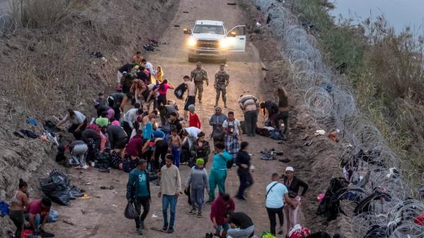 Procesan a migrantes por amotinarse en la frontera y cruzar a EEUU