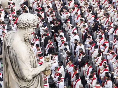 Papa Francisco simplifica ritual funeral en nuevo libro