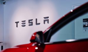 Entregas de Tesla caen en el primer trimestre y su acción baja