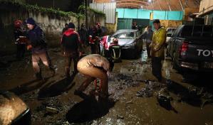 Confirman un fallecido y tres heridos por un alud en zona urbana de Quito