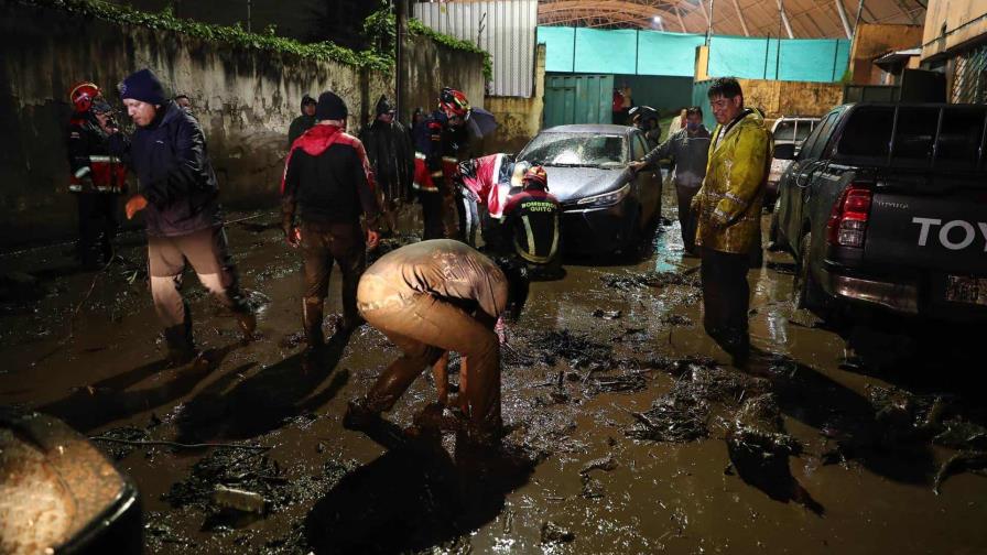 Confirman un fallecido y tres heridos por un alud en zona urbana de Quito