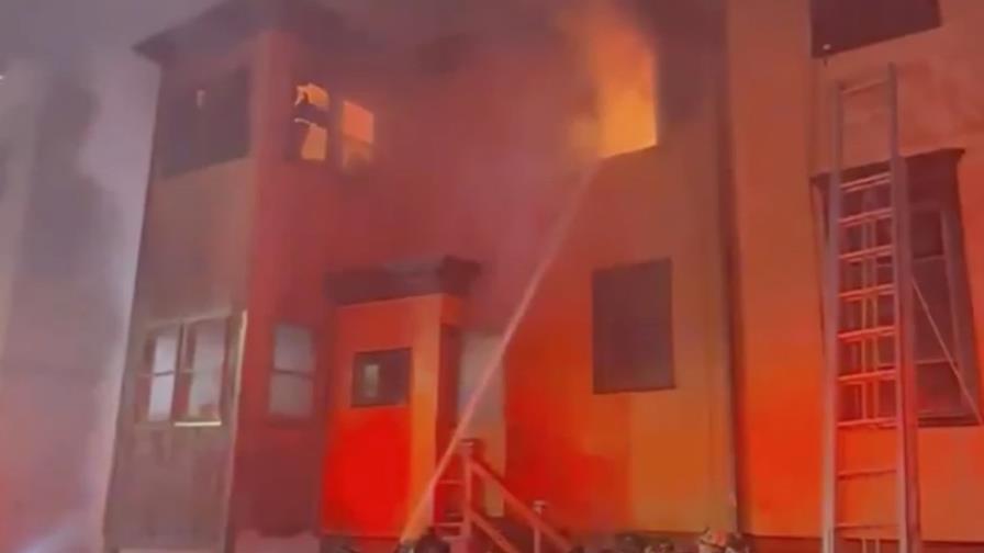 Incendio en una casa en Boston mata a una persona, hiere a varias más y daña varios edificios