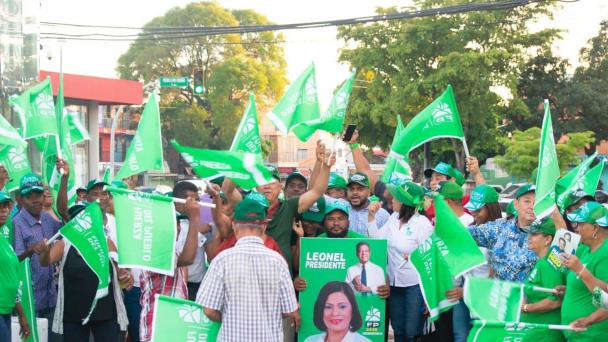 Seguidores de Leonel se mvilizan en las estaciones del Metro en busca del voto