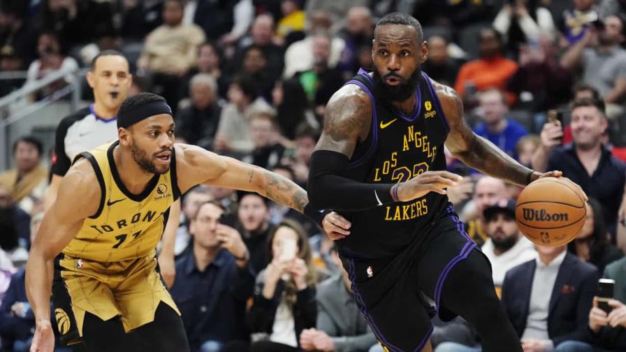 James consigue 23 puntos; Lakers derrotan a decaídos Raptors
