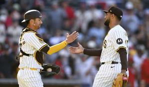 Higashioka pega jonrón e impide 2 robos; Padres superan a Cardenales