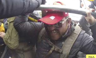 Más de 7 años de cárcel para hombre que gritó órdenes con megáfono en asalto a Capitolio de EEUU