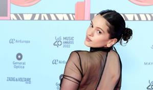El controversial look de Rosalía con el que se une al movimiento "Libera el pezón"