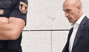 El expatrón del fútbol español Luis Rubiales, retenido brevemente tras volver a España de RD