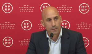 El expatrón del fútbol español Luis Rubiales, retenido brevemente tras volver a España