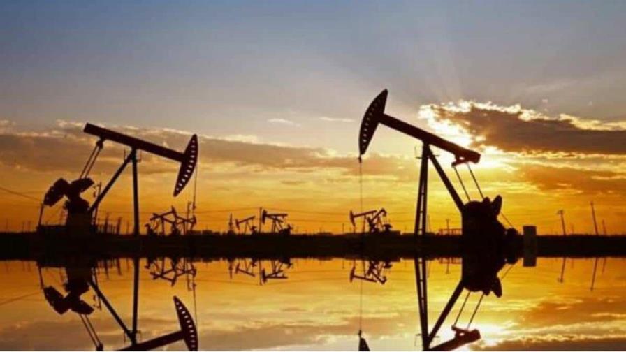 El petróleo de Texas baja un 3.13 % y se coloca en 82.69 dólares el barril