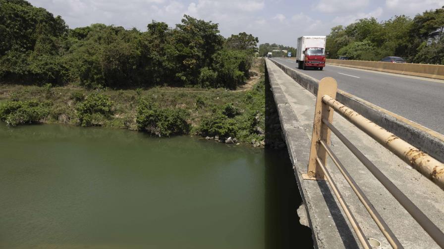 Puente de la Circunvalación sobre el río Haina sigue sin baranda de protección