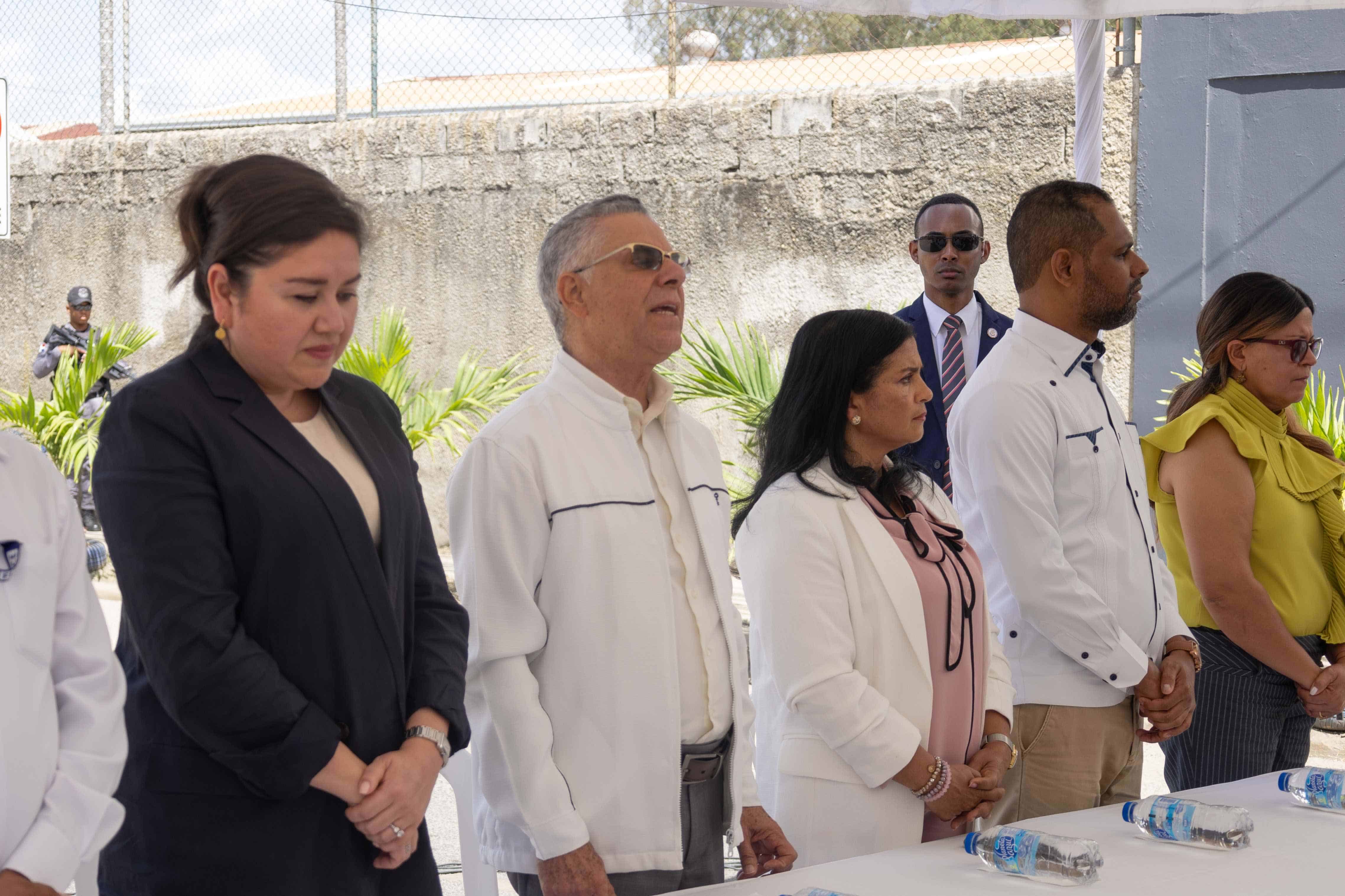 Mesa principal encabezada por Jiménez y la encargada de negocios de EEUU.