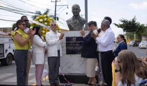 Alcaldía Santo Domingo Este develiza busto en honor a Martin Luther King