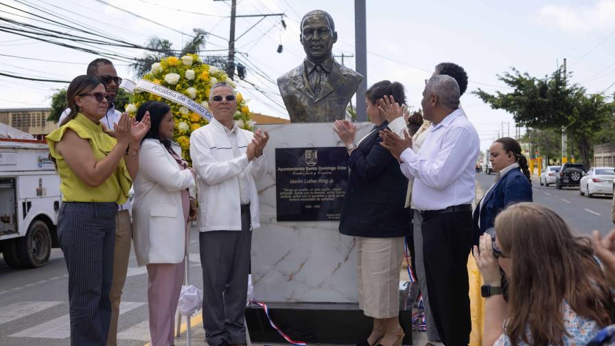 Alcaldía Santo Domingo Este develiza busto en honor a Martin Luther King