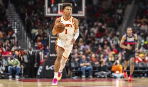Hawks avanzan al play-in; vencen 121-113 a Pistons pese a 50 puntos de Flynn