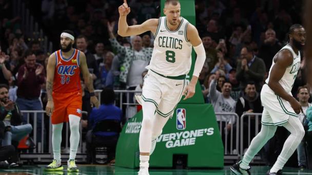 Con 27 de Porzingis, Celtics arrollan 135-100 a Thunder y aseguran 1er sitio de la NBA