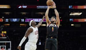 Booker brilla con 40 puntos y Suns apalean a Cavs para mejorar posición