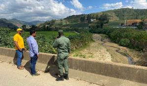 Apresan a tres hombres acusados de extraer material del río Tireo