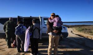 Una jueza de EE.UU. ordena dar albergue seguro para niños migrantes que cruzan la frontera