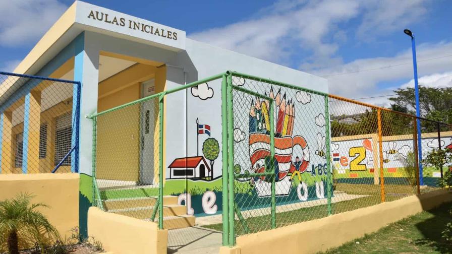Minerd entrega remozada escuela Gabriela Mistral en Pantoja
