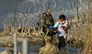 Patrulla Fronteriza de EE. UU. debe atender a niños migrantes que esperan en campamentos