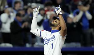 Vel&aacute;zquez y Mel&eacute;ndez aportan poder boricua a triunfo de Reales sobre Medias Blancas