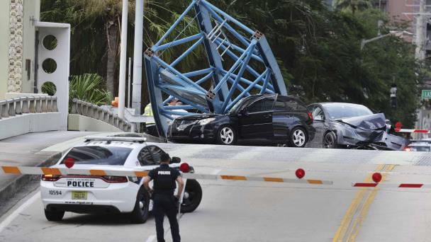 Parte de una grúa cae desde rascacielos hacia una calle en sur de Florida; hay 1 muerto y 2 heridos