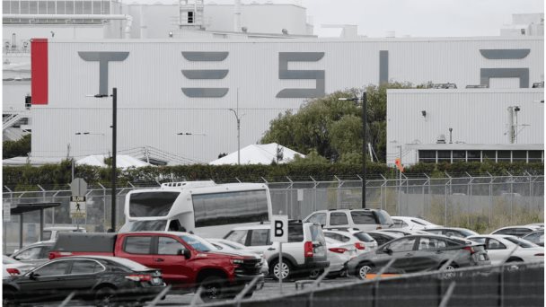 Elon Musk anuncia que Tesla presentará su Robotaxi el próximo 8 de agosto