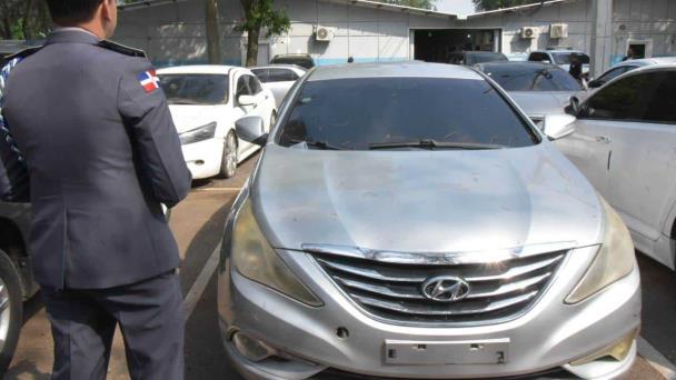 Localizan carro que habría sido utilizado por perpetradores de doble homicidio de Santiago