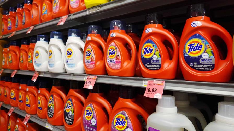 Retiran del mercado bolsas de detergente de platos por riesgos de salud para menores