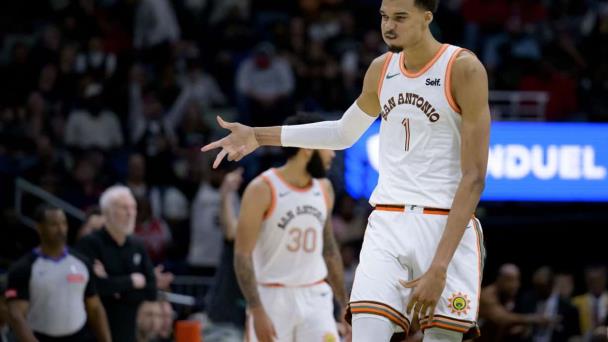 Wembanyama aporta tapa clave al final; Spurs remontan y superan 111-109 a Pelicans