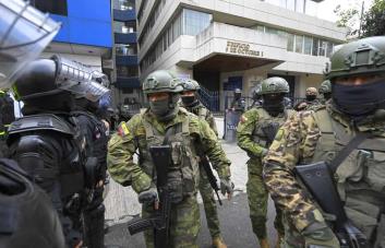 EE.UU. condena el asalto a la embajada de México en Ecuador y urge a resolver diferencias