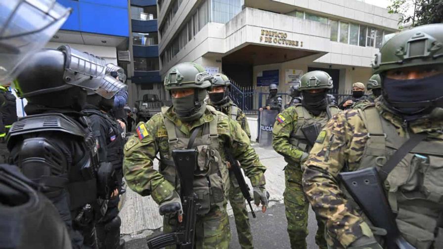 EE.UU. condena el asalto a la embajada de México en Ecuador y urge a resolver diferencias