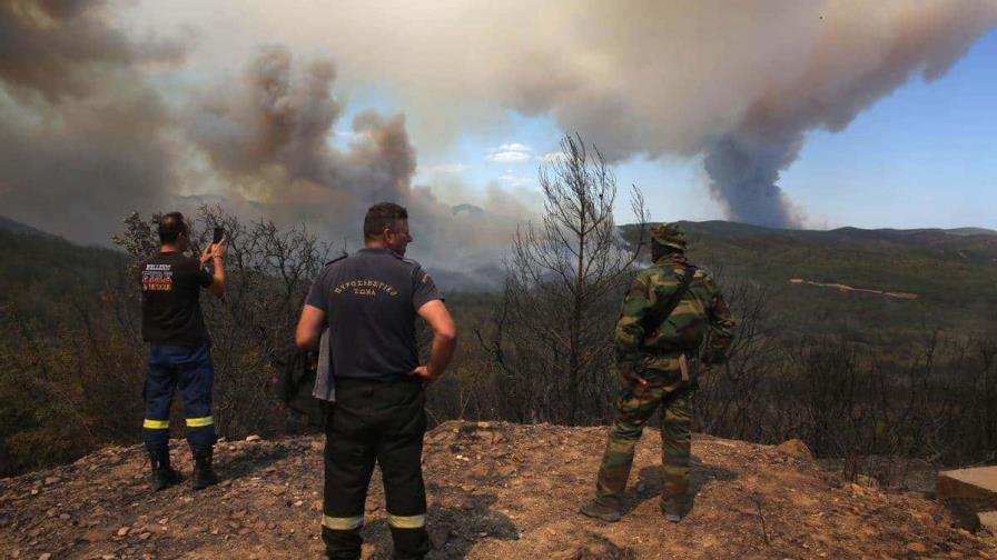 Evacuadas 300 personas por un incendio forestal en la isla griega de Creta