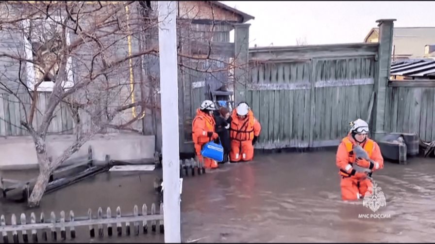 Casi 4,500 personas evacuadas en Rusia por inundaciones por la rotura de una represa en los Urales