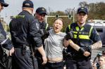 La Policía arresta a Greta Thunberg durante una protesta en una carretera de Países Bajos