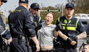 La Policía arresta a Greta Thunberg durante una protesta en una carretera de Países Bajos