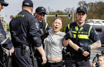 La Policía arresta a Greta Thunberg durante una protesta en una carretera de Países Bajos