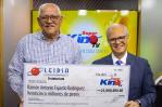 Leidsa entrega 25 millones a profesor ganador del Súper Kino TV