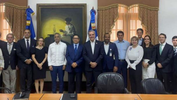 Ejecutivos de Adeti visitan al presidente Luis Abinader y hablan sobre turismo inmobiliario