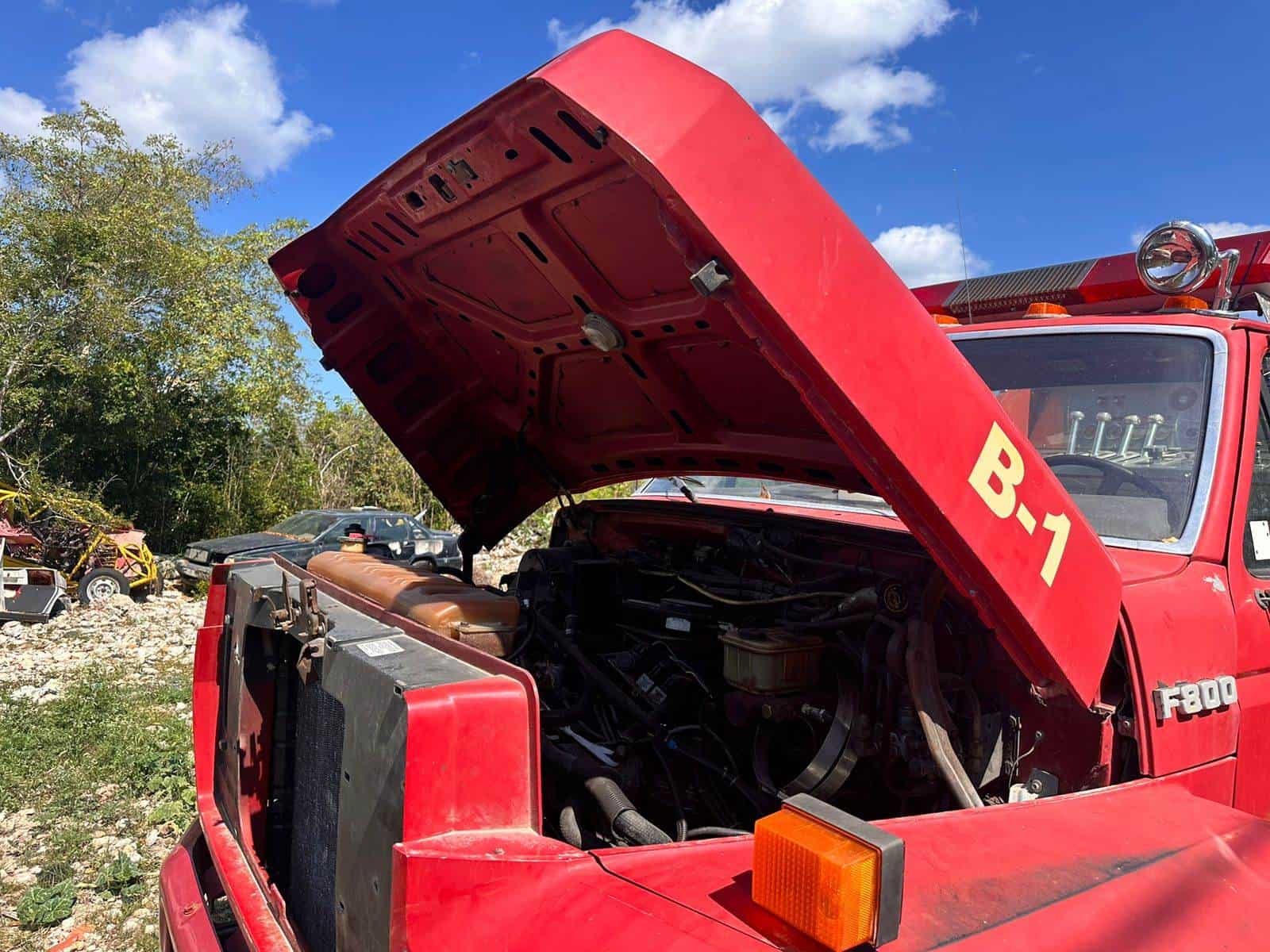 El camión de bomberos de la comunidad lleva un año dañado.