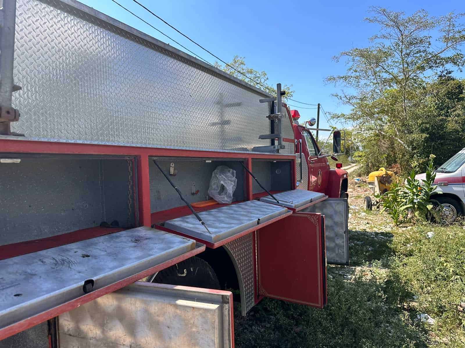 Así luce el camión del cuerpo de bomberos de Bayahíbe que según comunitarios ya tiene un año fuera de servicio.