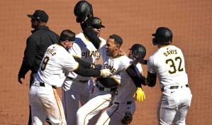 Mal tiro de Henderson le da a Piratas victoria 3-2 sobre Orioles