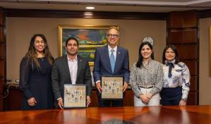 Banco Popular Dominicano dona libros del patrimonio nacional a la Unesco