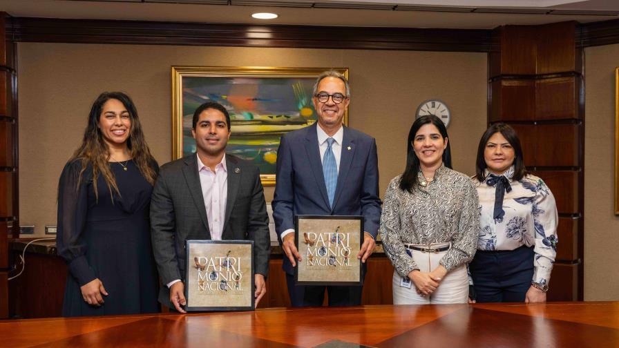 Banco Popular Dominicano dona libros del patrimonio nacional a la Unesco