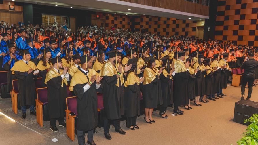 Universidad APEC titula a 723 profesionales; el 65 % son mujeres