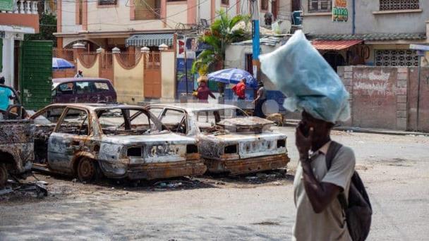 Domingo de aparente tranquilidad permite a los haitianos acudir al mercado o a la iglesia