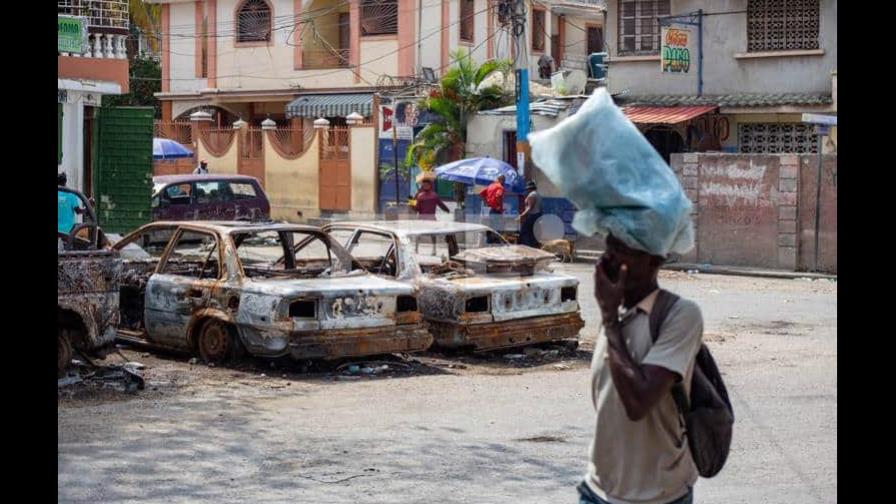 Domingo de aparente tranquilidad permite a los haitianos acudir al mercado o a la iglesia