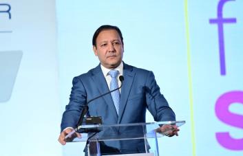 A sus 24 años de servicio público, Abel Martínez se mira a sí mismo