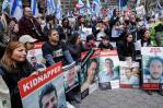 Familiares de soldados raptadas por Hamás difunden fotos inéditas y exigen investigación Familiares de soldados raptadas por Hamás difunden fotos inéditas y exigen investigación